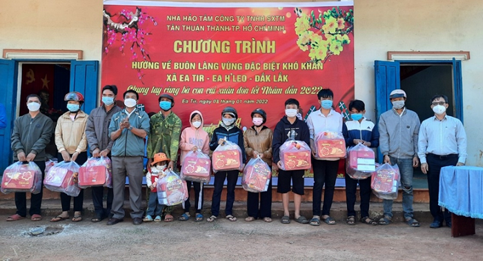 Đoàn từ thiện đến từ TP HCM tặng 250 suất quà, tổng trị giá gần 170 triệu đồng cho công nhân nông trường cao su và người dân xã Ea Tir